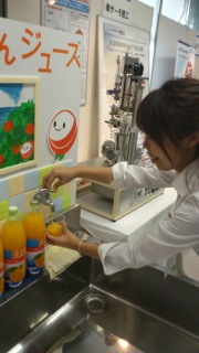 愛媛大学が学会参加者のために用意したそうです。学会中みかんジュースは飲み放題でした。